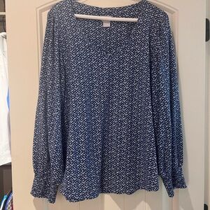 Chicos Blue with white pattern vneck blouse ruched cuff ! Size Medium/1